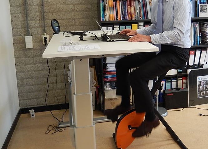 knecht Reizen Springen Trainen op kantoor met 'Deskbike' | Fiets.nl - Race en MTB website
