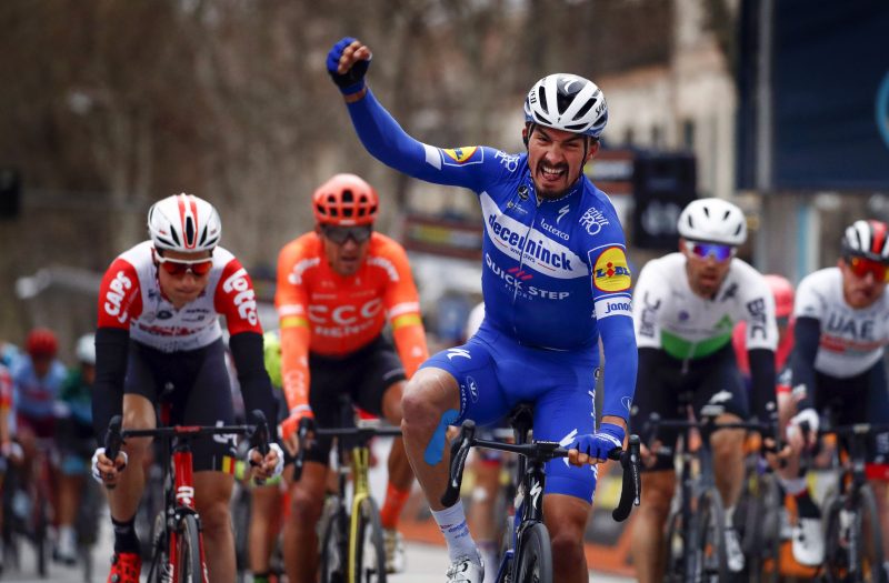 Alaphilippe verrast en wint massasprint in Tirreno | Fiets ...