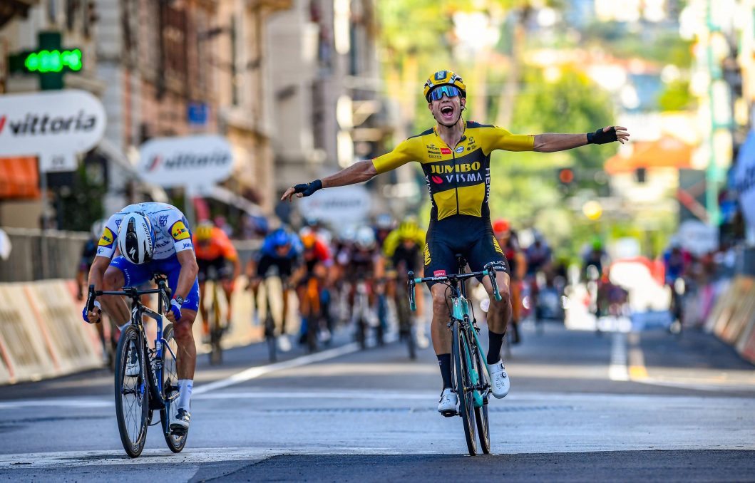 George Hanbury Vluchtig Dakraam Van Aert verslaat Alaphilippe en wint Milaan-San Remo | Fiets.nl - Race en  MTB website