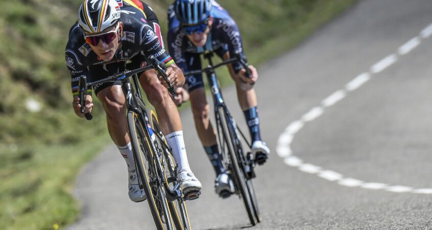 Remco Evenepoel bezig met afdalen