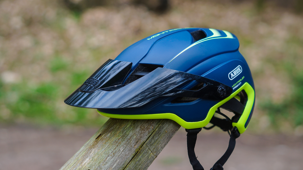 Productie achtergrond Fabriek Getest: 11 mountainbike helmen | Fiets.nl - Race en MTB website