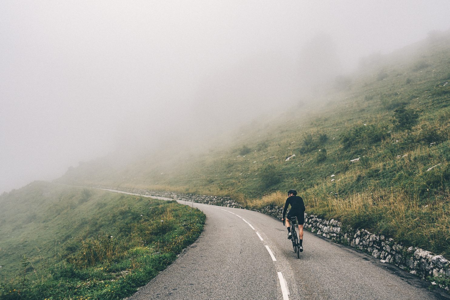 Wielrenner in de mist op de Col de la Colombière