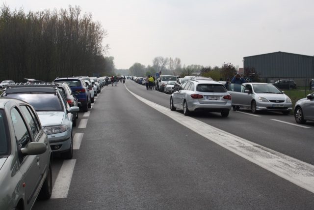 Parijs-Roubaix, drukte richting het bos van wallers