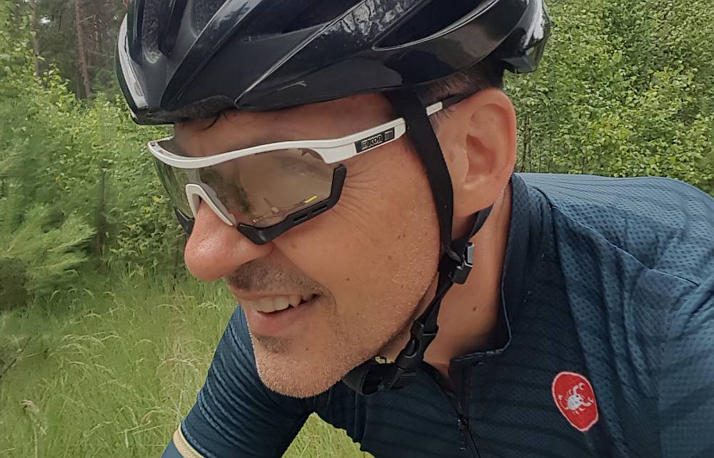 Beperkingen Uitgaven Intimidatie Review: Scicon Aerotech, meekleurende fietsbril met afneembare beschermrand  | Fiets.nl - Race en MTB website