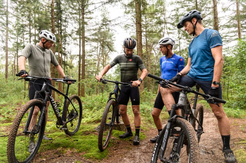 De testers van de mountainbiketest. 