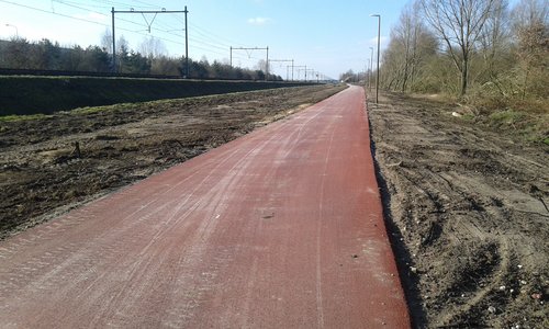 Het nieuwe gedeelte van de Greenport bikeway daar komen dan ook de grote windmolens.